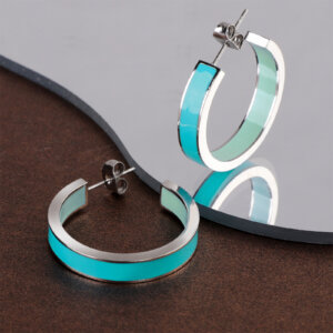 Hexingsheng Jewelry | The Return of Glossy Glam: Enamel Jewelry in Today’s Fashion World Modern Stainless Steel Half Hoop Earrings with Dual Blue Enamel