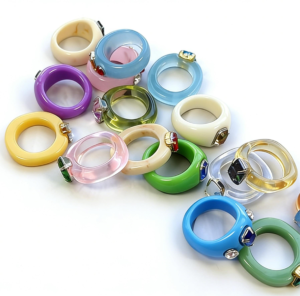 Bijoux en résine vs bijoux en acrylique : qu’est-ce qui fait la différence visuelle ?